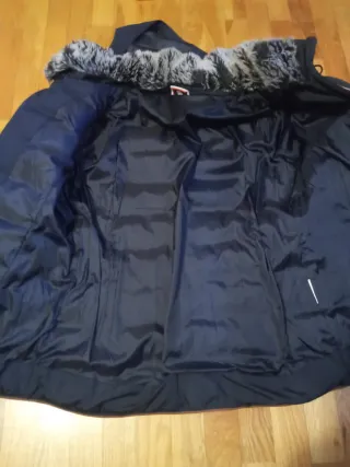 Cazadora azul marino, detalles marrones y capucha