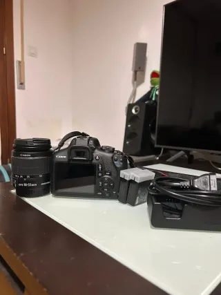 Camara Canon EOS 2000D + objetivo EF-S 18-55mm