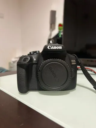 Camara Canon EOS 2000D + objetivo EF-S 18-55mm