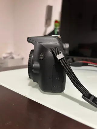 Camara Canon EOS 2000D + objetivo EF-S 18-55mm