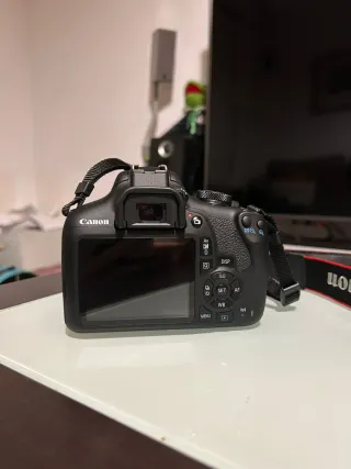 Camara Canon EOS 2000D + objetivo EF-S 18-55mm