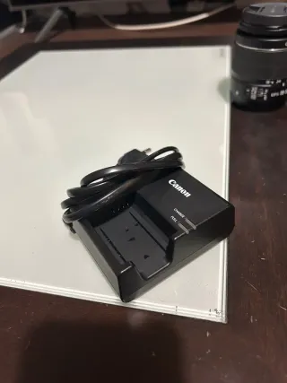 Camara Canon EOS 2000D + objetivo EF-S 18-55mm