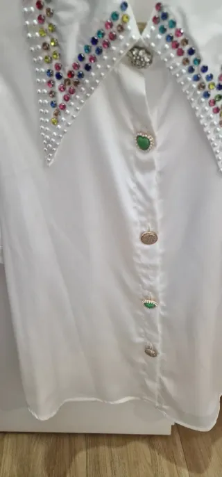 Blusa MIA-ME acetinada com pedrarias