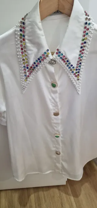 Blusa MIA-ME acetinada com pedrarias