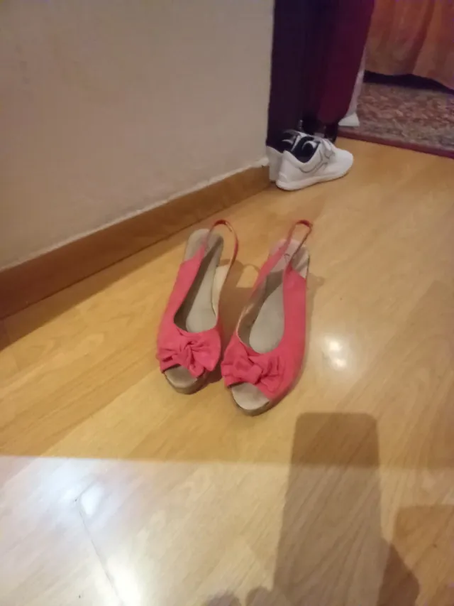 Sandalias rosas con lazo