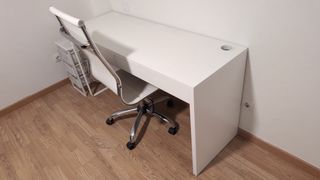 Set scrivania, cassettiera e sedia da ufficio