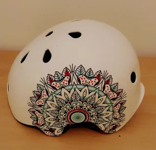 Casco blanco con diseño mandala