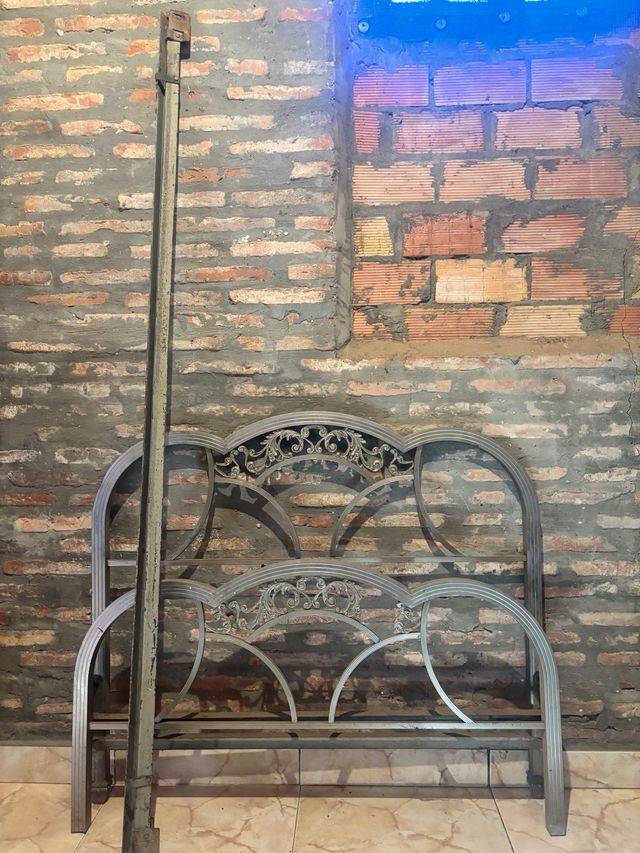 cama antigua de aluminio