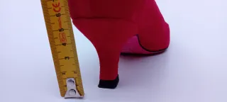 Zapatos de tacón carmesí Ursula Mascaró