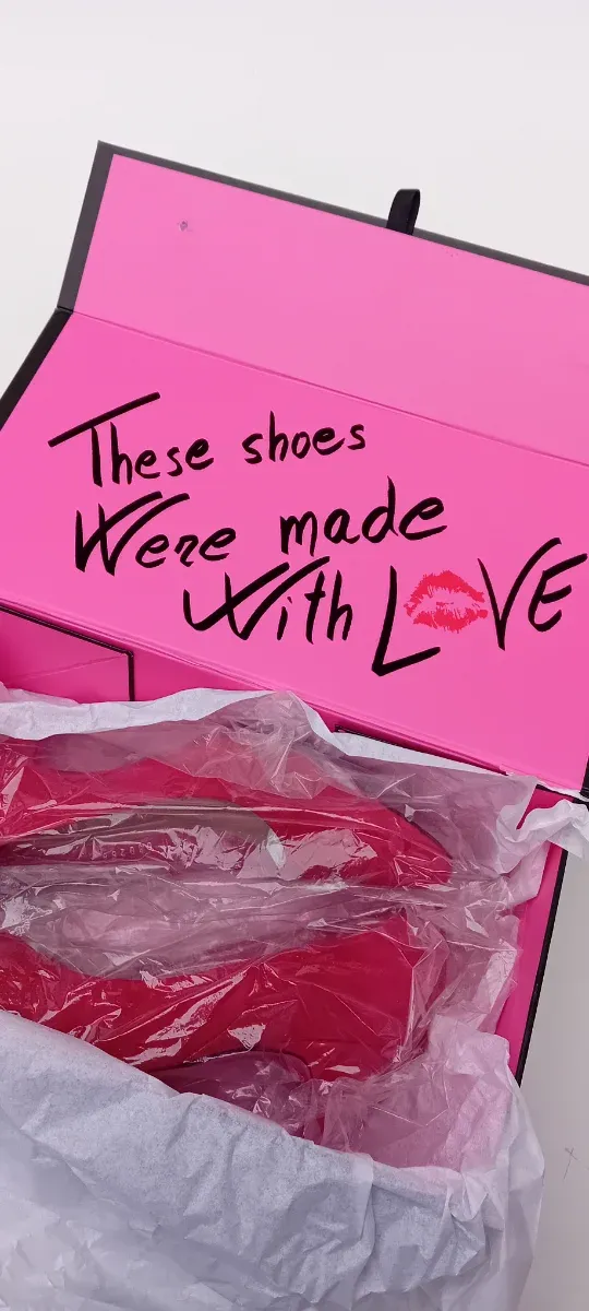 Zapatos de tacón carmesí Ursula Mascaró