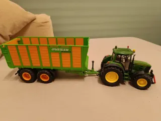 Tractor Siku 1:32 con remolque
