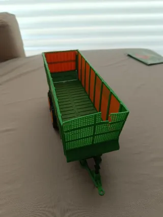 Tractor Siku 1:32 con remolque