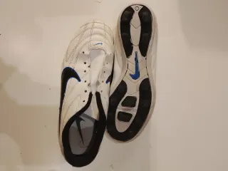 Botas de fútbol Nike Blancas y Azules Talla 33,5