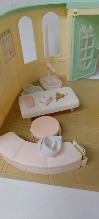 Clínica + Dentista + 3 muñecas Sylvanian Families