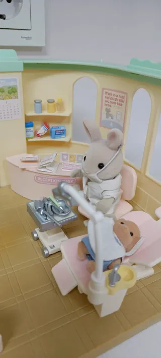 Clínica + Dentista + 3 muñecas Sylvanian Families