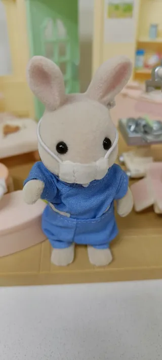 Clínica + Dentista + 3 muñecas Sylvanian Families