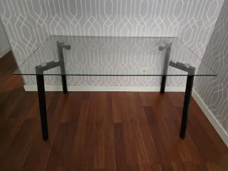 Mesa comedor cristal y patas negras de metal