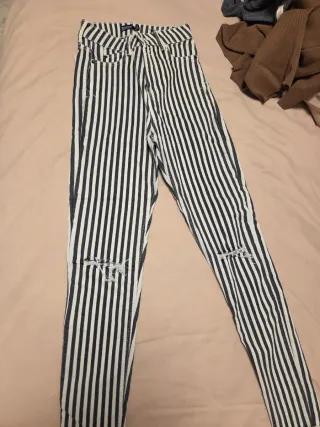 Pantalón pitillo rayas blanco y negro