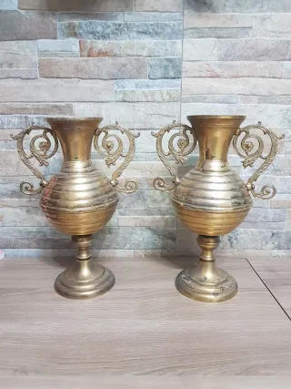 Antichi vasi in ottone con manici decorativi