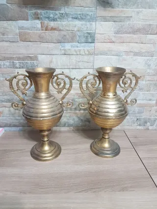 Antichi vasi in ottone con manici decorativi