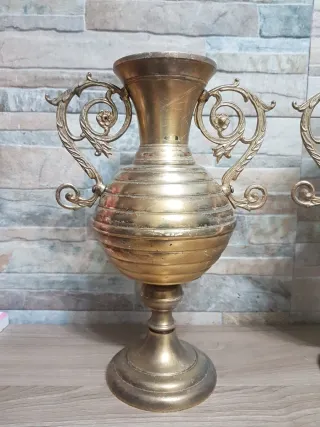 Antichi vasi in ottone con manici decorativi