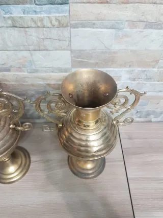 Antichi vasi in ottone con manici decorativi