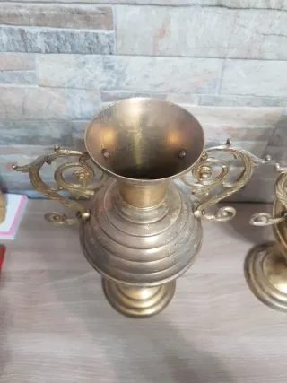 Antichi vasi in ottone con manici decorativi