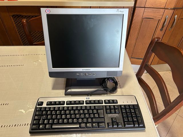 Pantalla Hyundai con altavoces y teclado