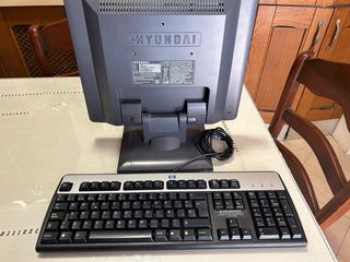 Pantalla Hyundai con altavoces y teclado