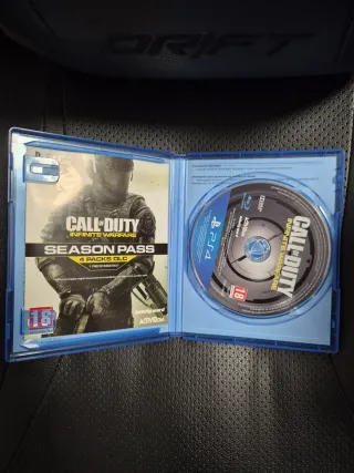 Consola PS4 + mando + 6 Juegos