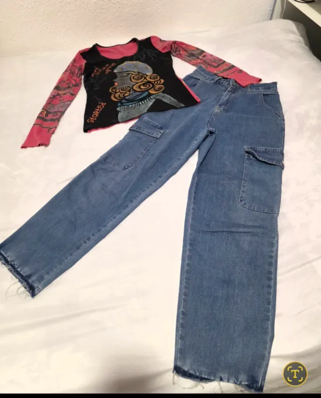 Pantalón vaquero y camisa manga larga negro y rosa