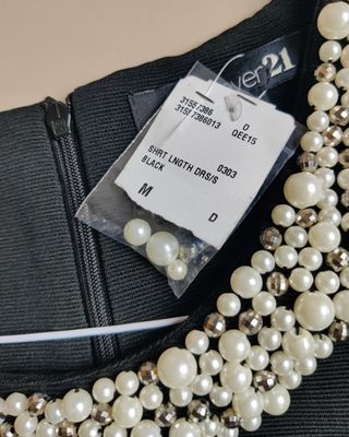 Abito nero con perline decorative