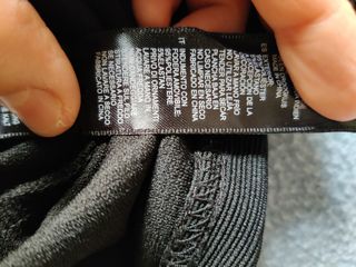 Abito nero con perline decorative