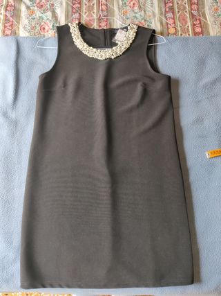 Abito nero con perline decorative