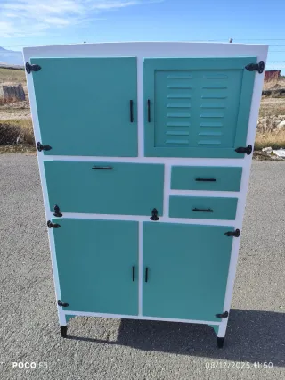 Alacena vintage verde azulado y blanca