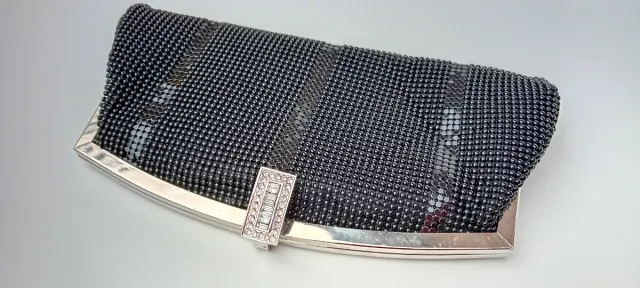 Bolso fiesta negro con broche de brillantes