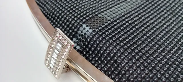 Bolso fiesta negro con broche de brillantes