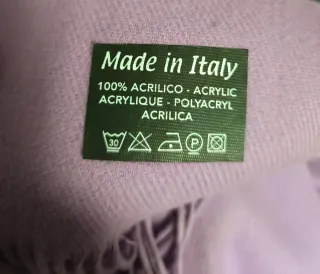 Bufanda morada con flecos