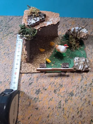 Gallinero con ,gallina y pollitos