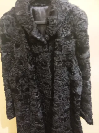 Abrigo Negro Garras Astrakán