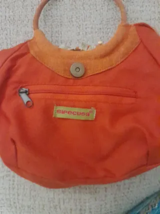 Bolso étnico naranja con adornos. Nuevo