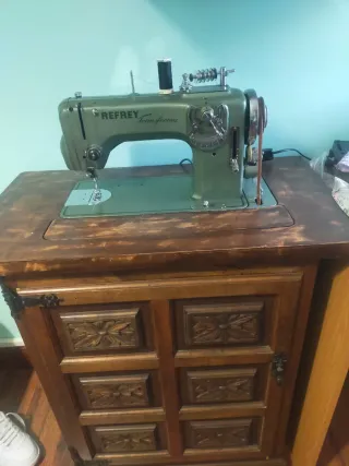 Máquina de coser Refrey con mueble