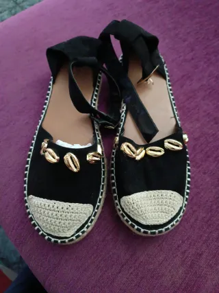 Alpargatas negras con detalles dorados