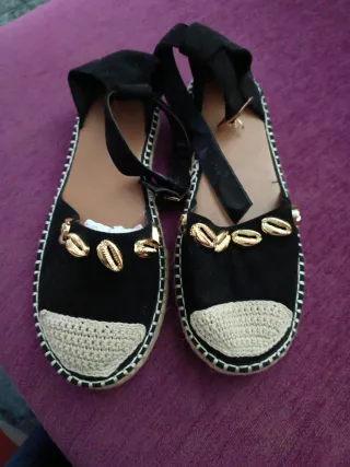 Alpargatas negras con detalles dorados