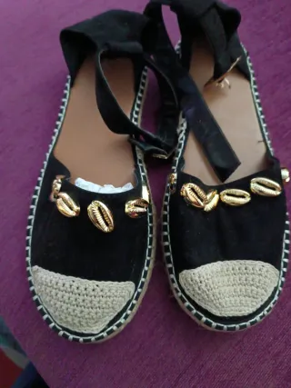 Alpargatas negras con detalles dorados