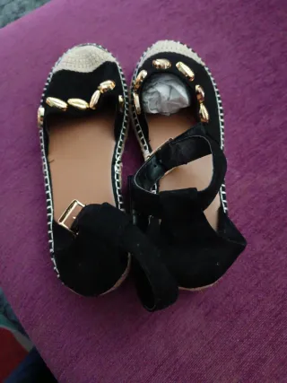 Alpargatas negras con detalles dorados