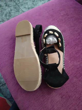 Alpargatas negras con detalles dorados