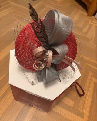 Tocado mujer rojo y gris con plumas