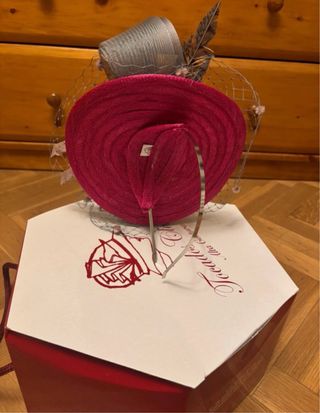 Tocado mujer rojo y gris con plumas