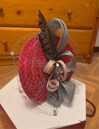 Tocado mujer rojo y gris con plumas